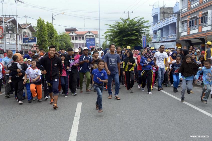 Peserta jalan santai berhadiah hardiknas 2017 di Bengkalis